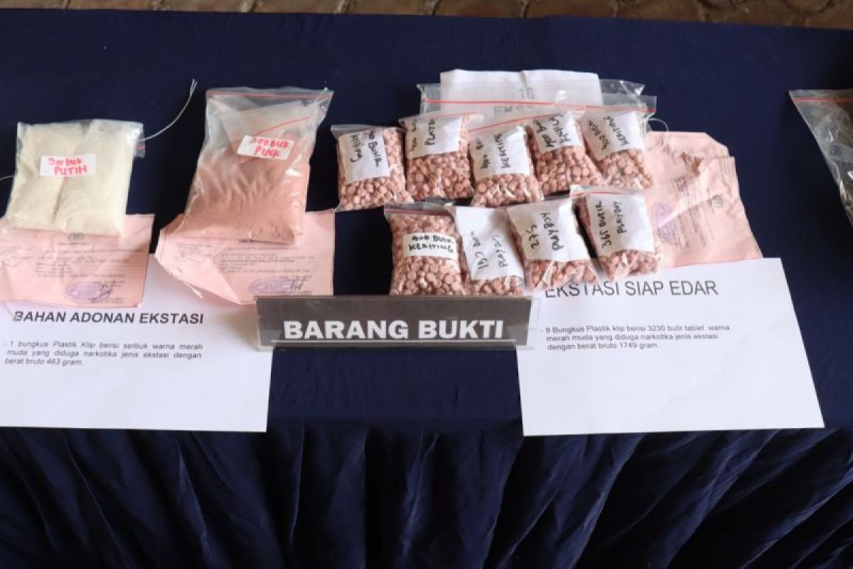 Polres Metro Jakpus bongkar pabrik ekstasi rumahan di Kedoya Jakbar