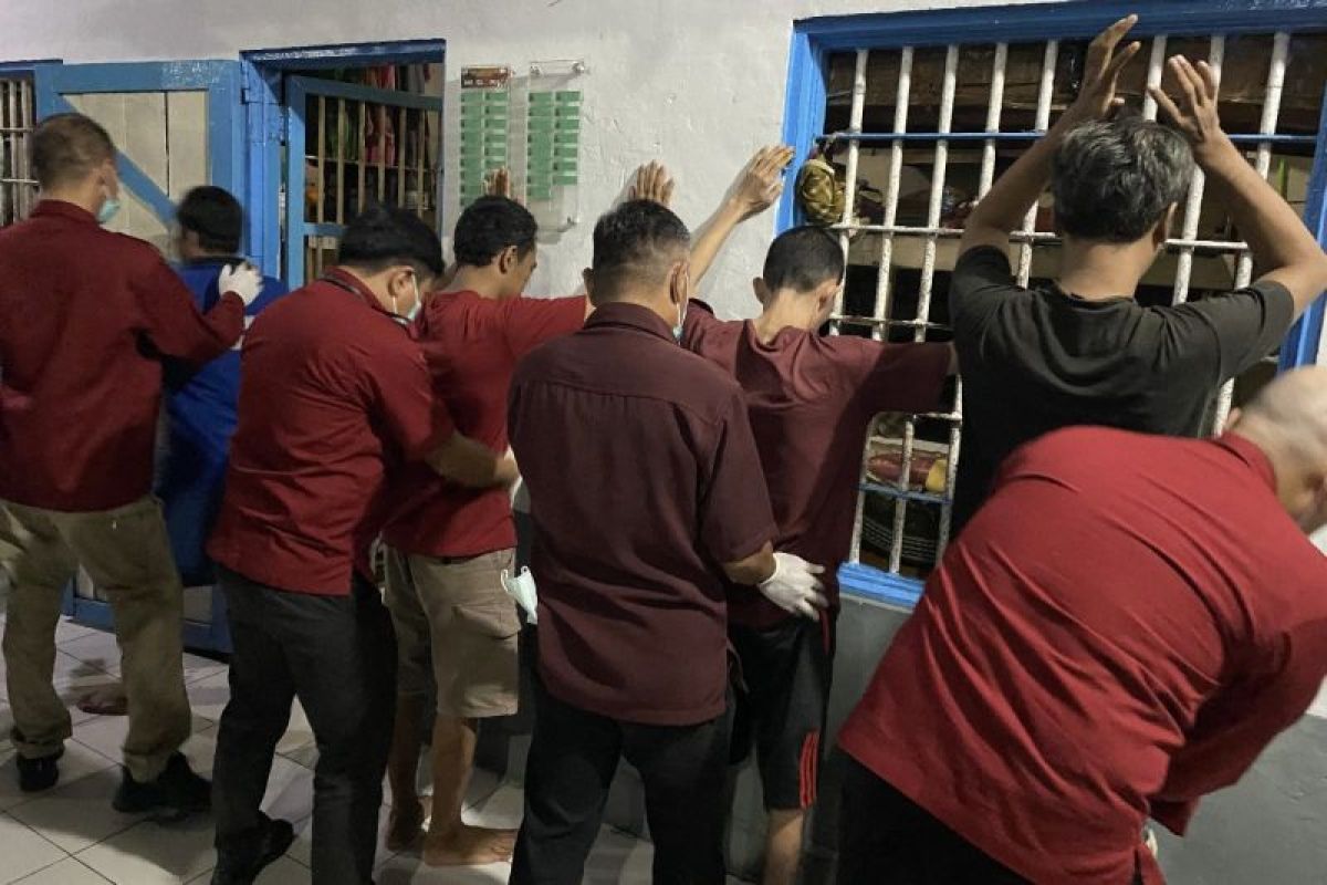 Kemenimipas sita puluhan ribu sajam dan ponsel hasil razia di lapas