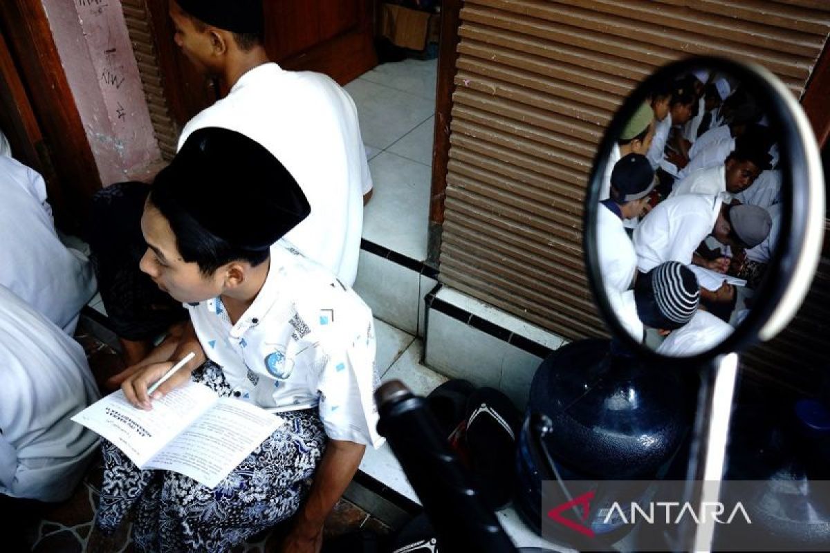 Santri melampaui stereotipenya