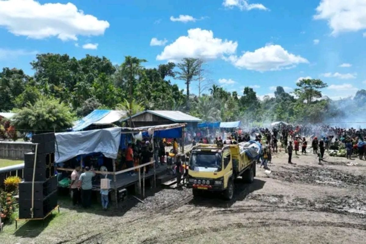 Bupati Jayapura serahkan bantuan beras dua ton ke warga Distrik Kaureh