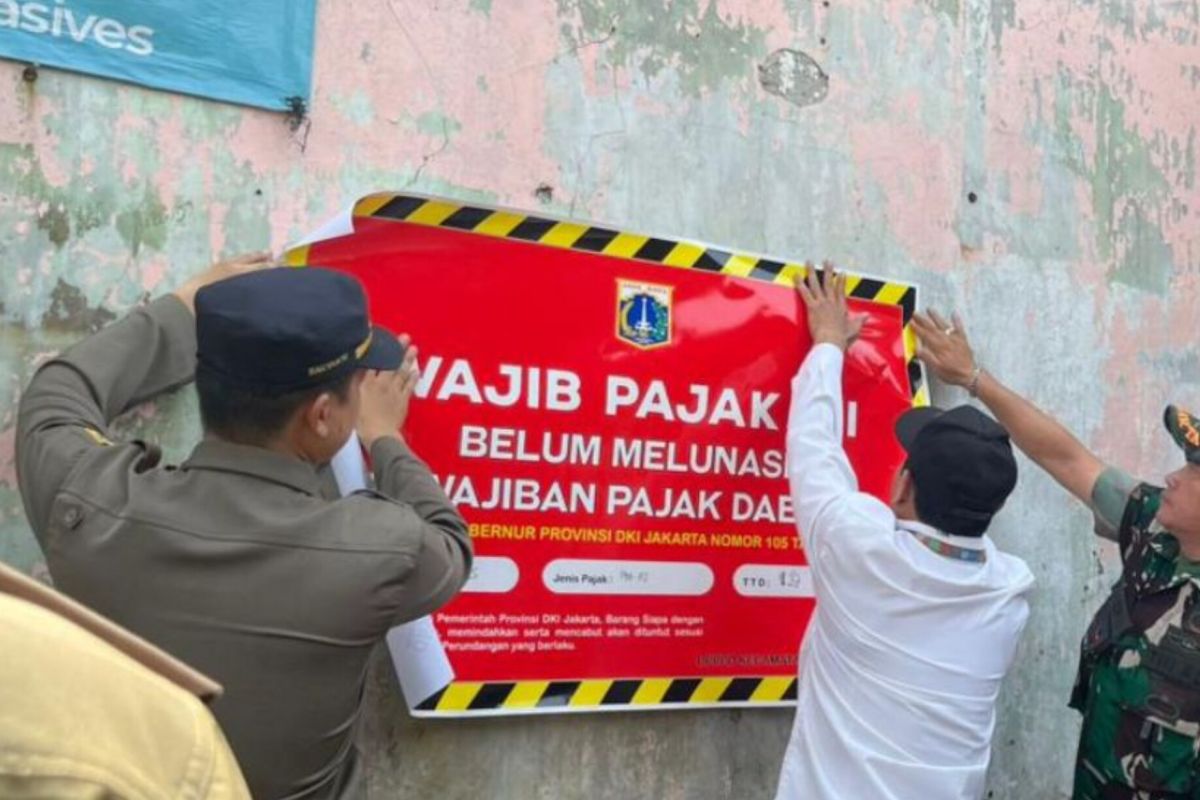 Jaksel pasang stiker di sebelas lokasi penunggak pajak di Pesanggrahan