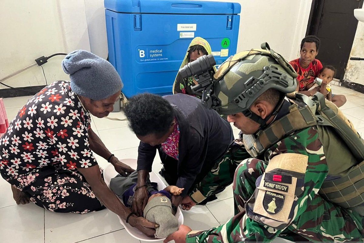 Satgas TNI Yonif 511-Dinkes Lanny Jaya melaksanakan Posyandu di Malagaineri