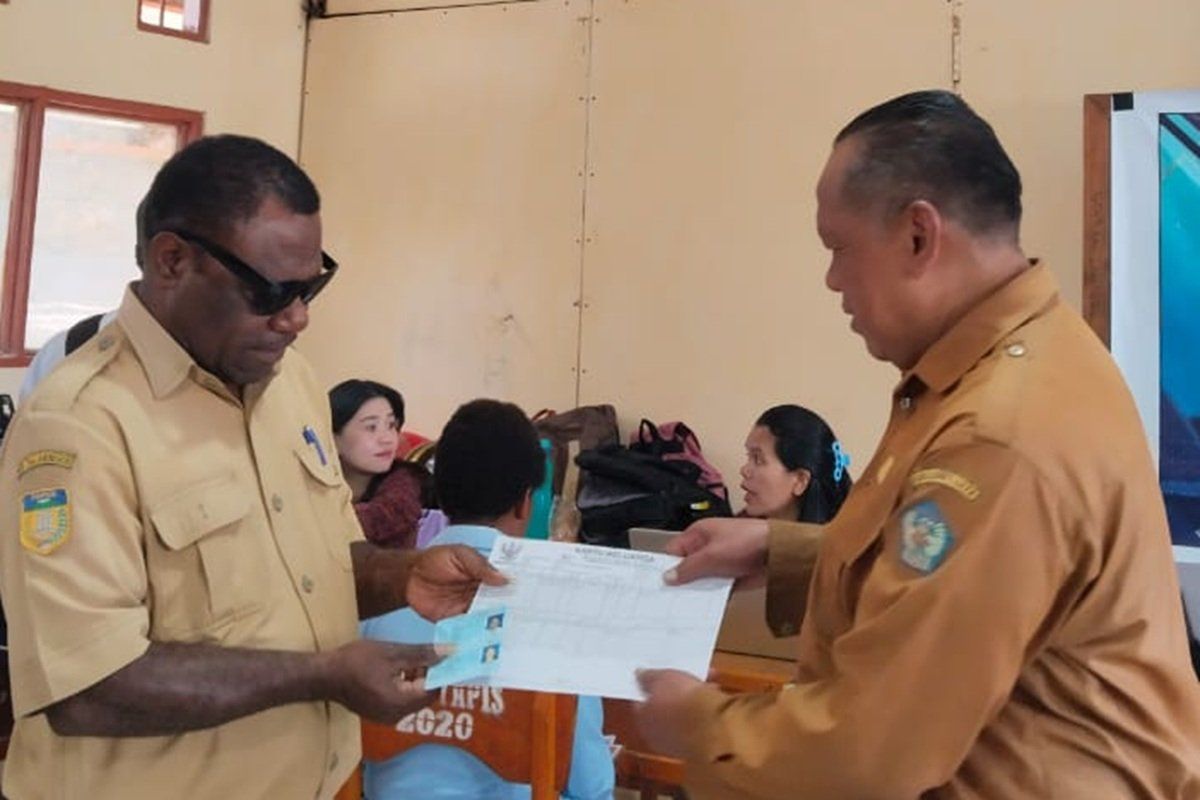 Disdukcapil Jayawijaya merekam data KTP elektronik di seluruh sekolah