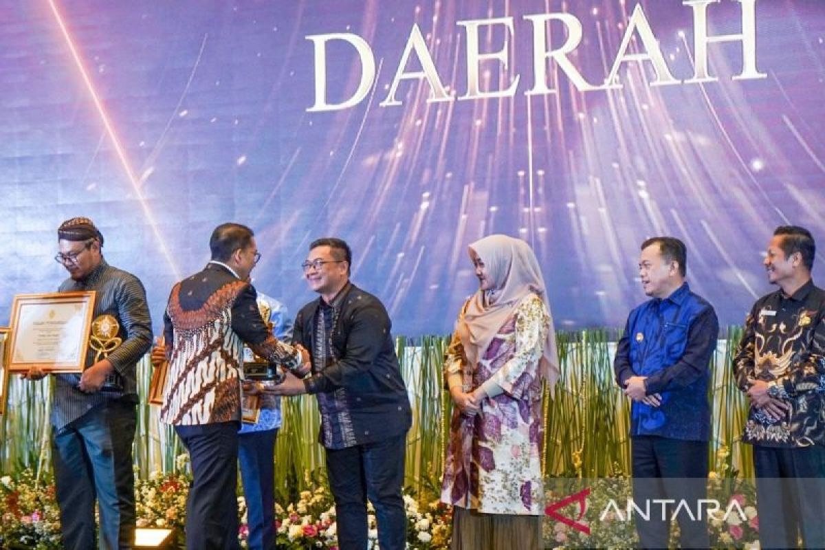 Komitmen Majukan Kebudayaan, Gubri Abdul Wahid Raih Anugerah Kebudayaan Indonesia 2025 Dari Kemenbud