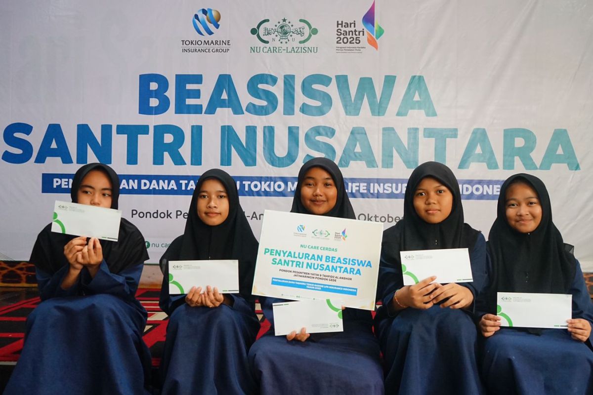 NU Care-LAZISNU salurkan beasiswa kepada santri yatim-duafa