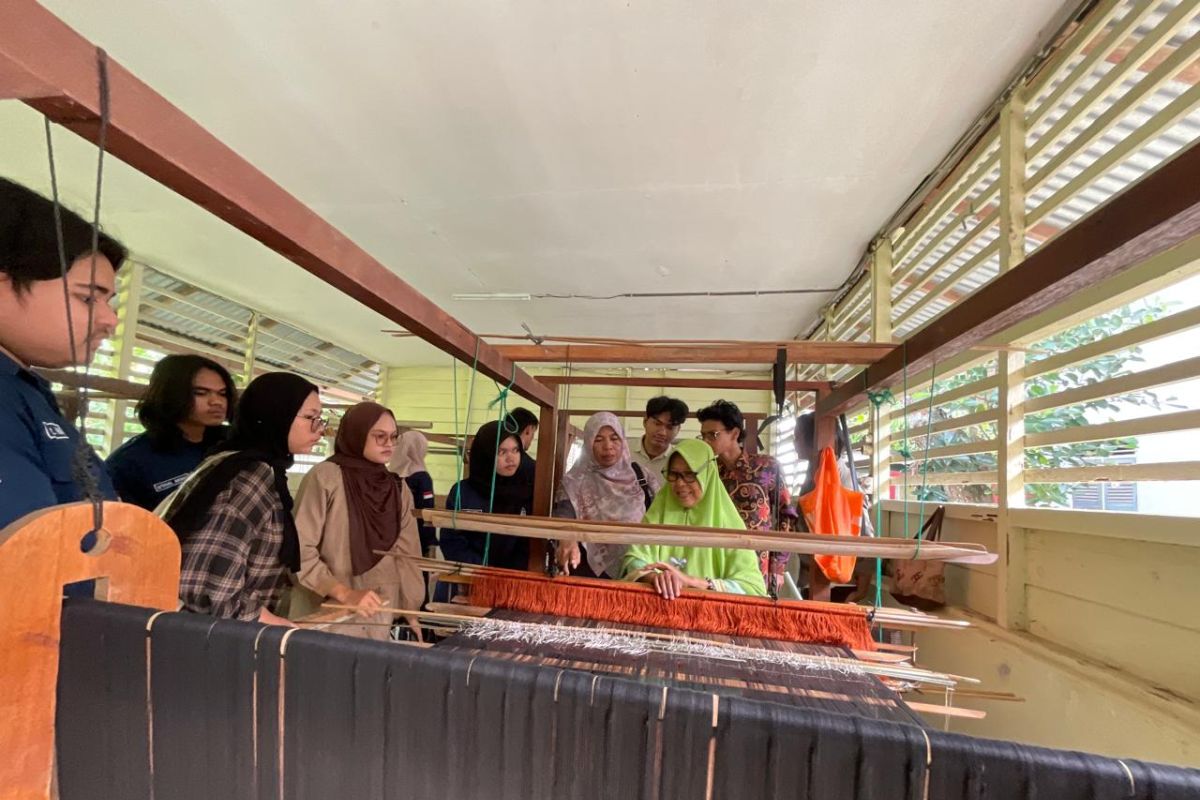 Mahasiswa UIN Ar-Raniry belajar tenun songket Aceh