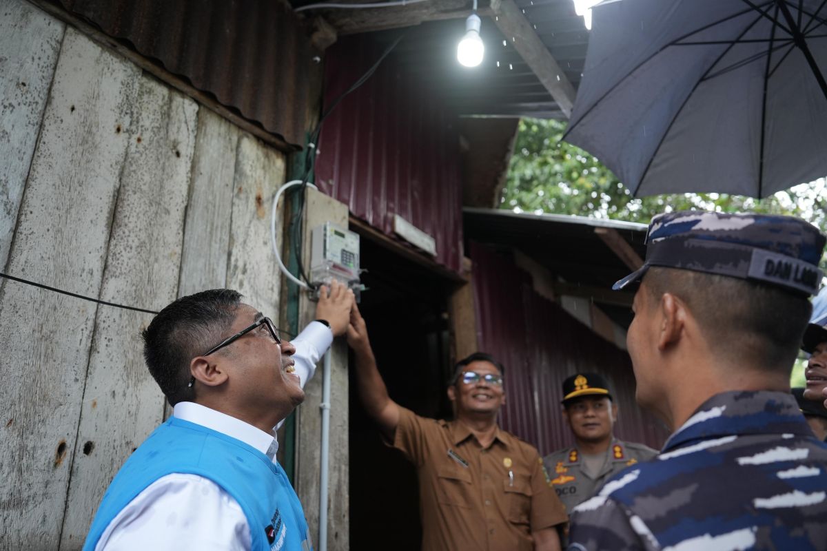 PLN sambung listrik gratis sepuluh penerima manfaat di Sabang