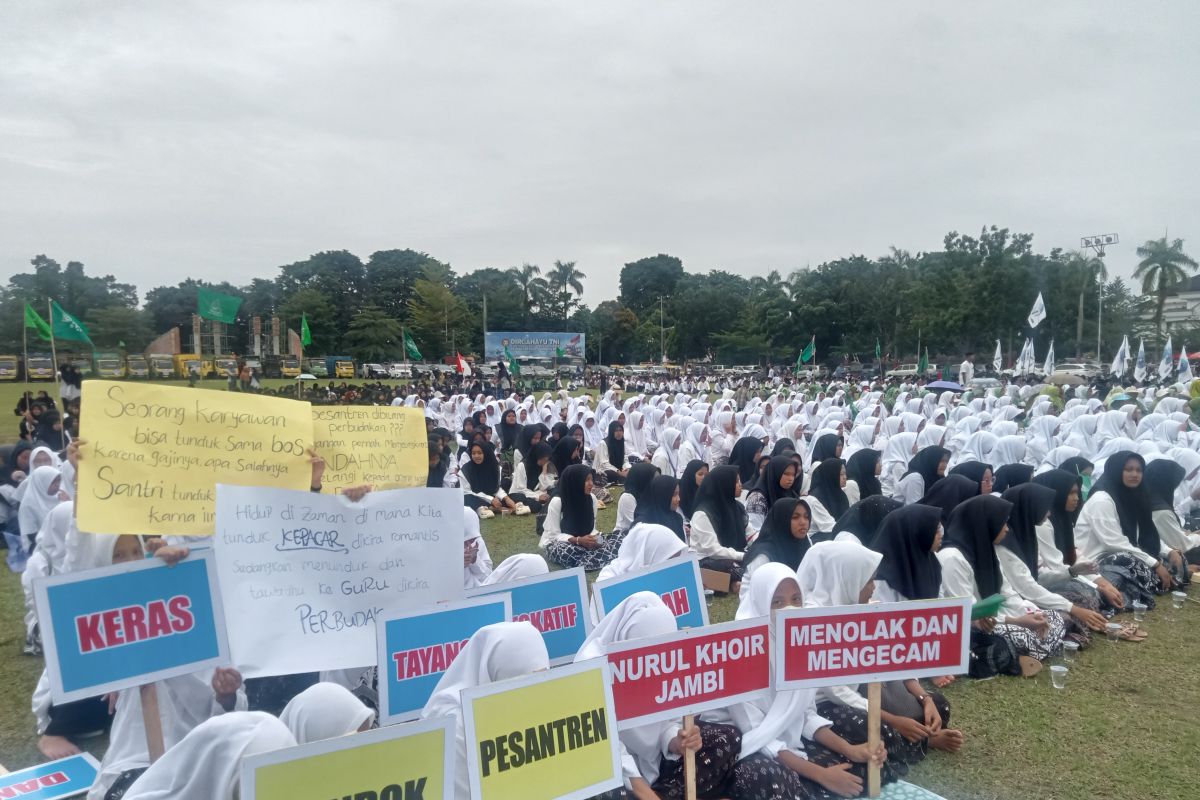Ribuan santri datangi kantor Gubernur Jambi sampaikan orasi damai