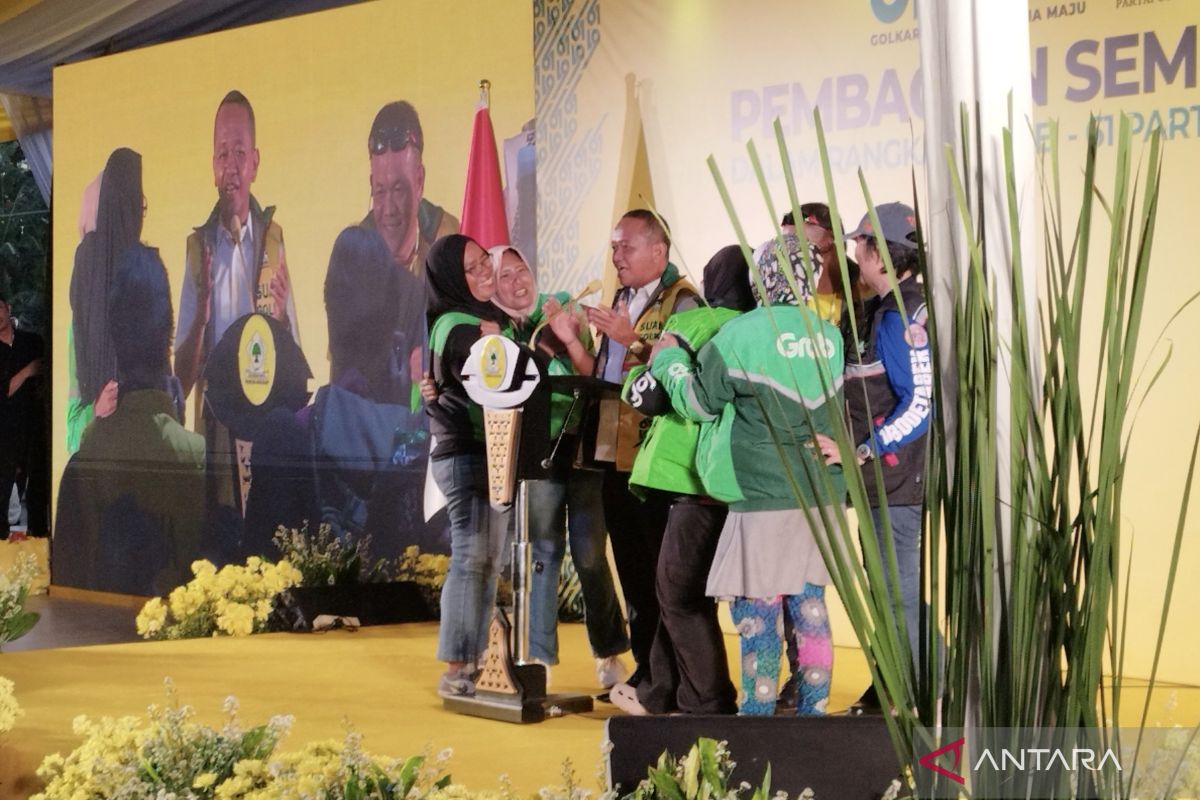 Bahlil umrohkan empat pengemudi ojol perempuan dalam rangka HUT Golkar