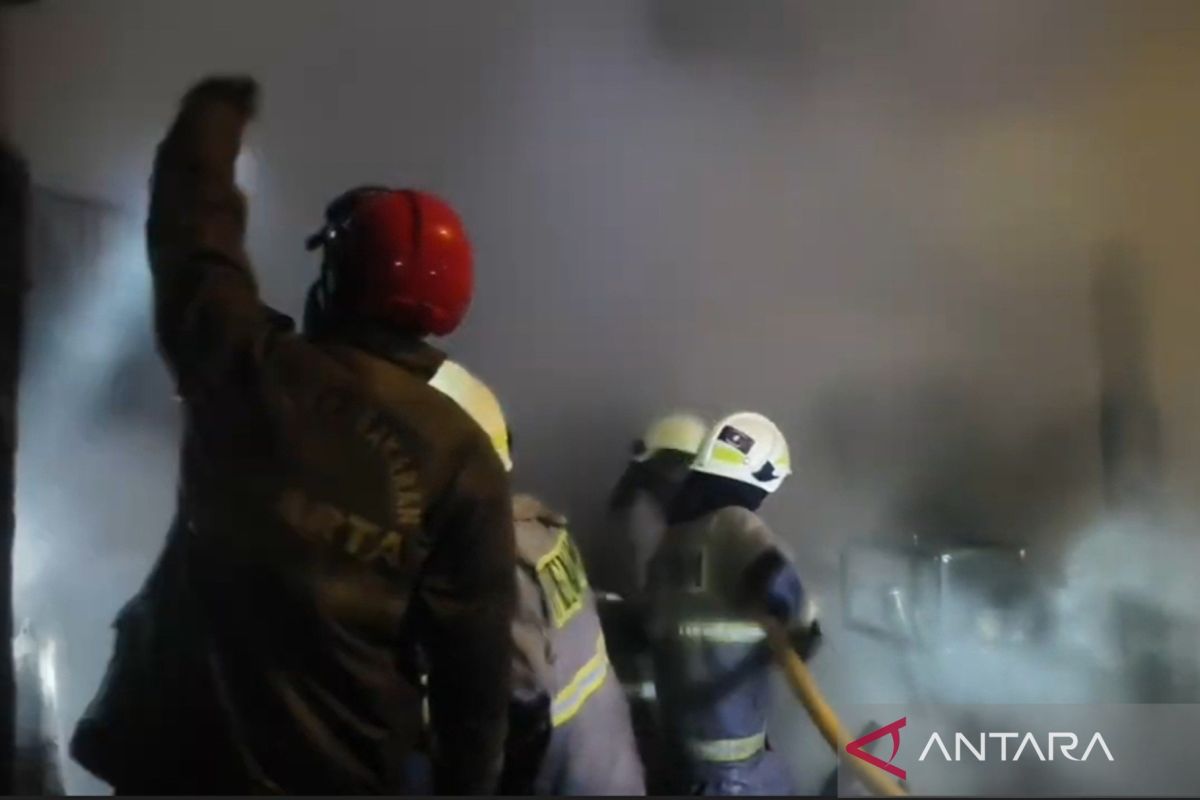 Sambaran petir diduga jadi penyebab kebakaran di Keagungan Jakbar