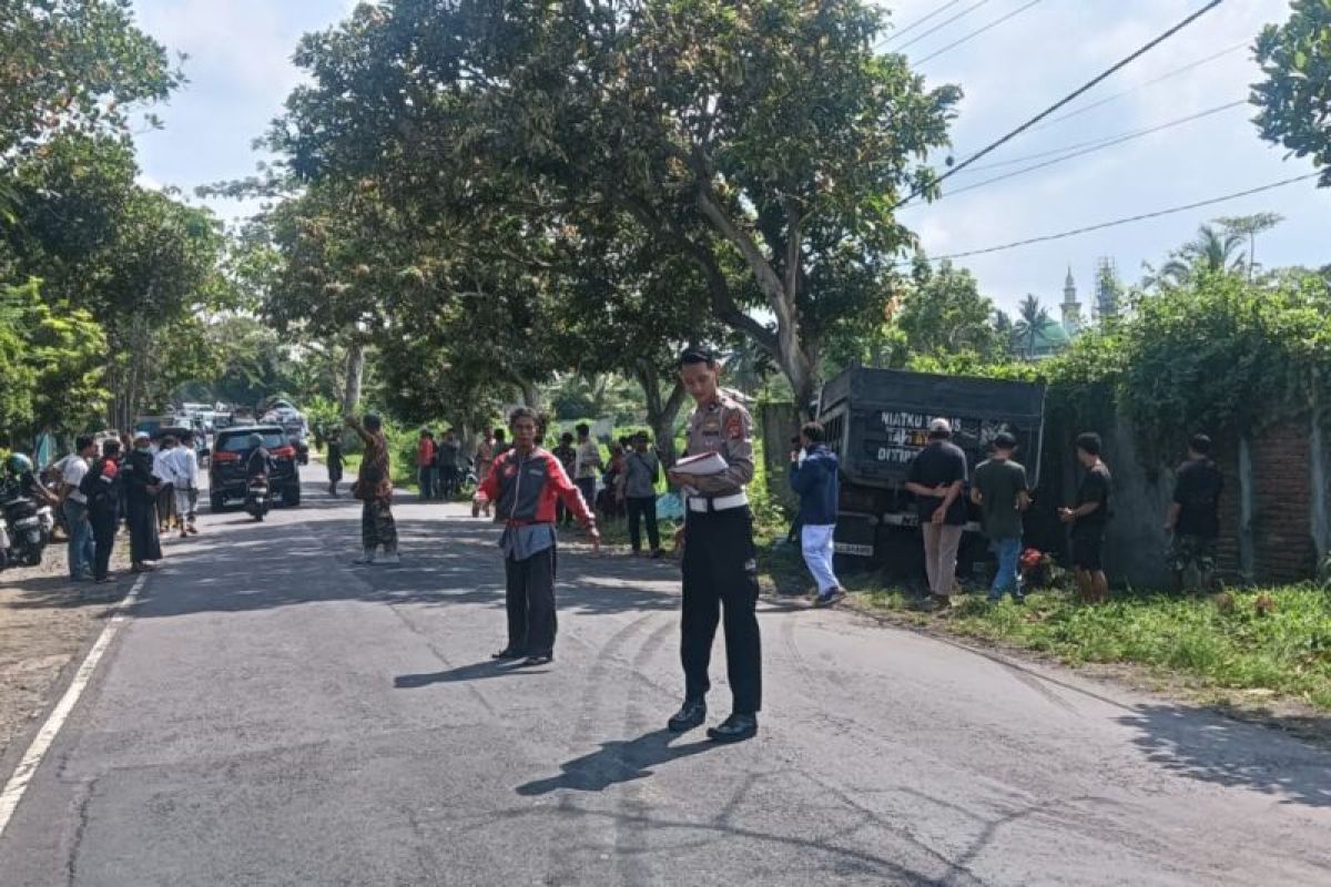 Satlantas Polres Lombok Tengah olah TKP kasus kecelakaan maut