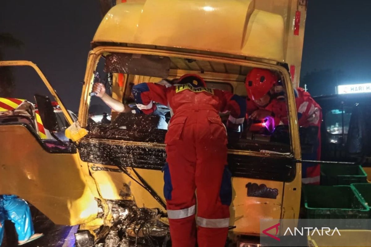 Sopir terjepit akibat kecelakaan di Buaran dibawa ke RS Pondok Kopi