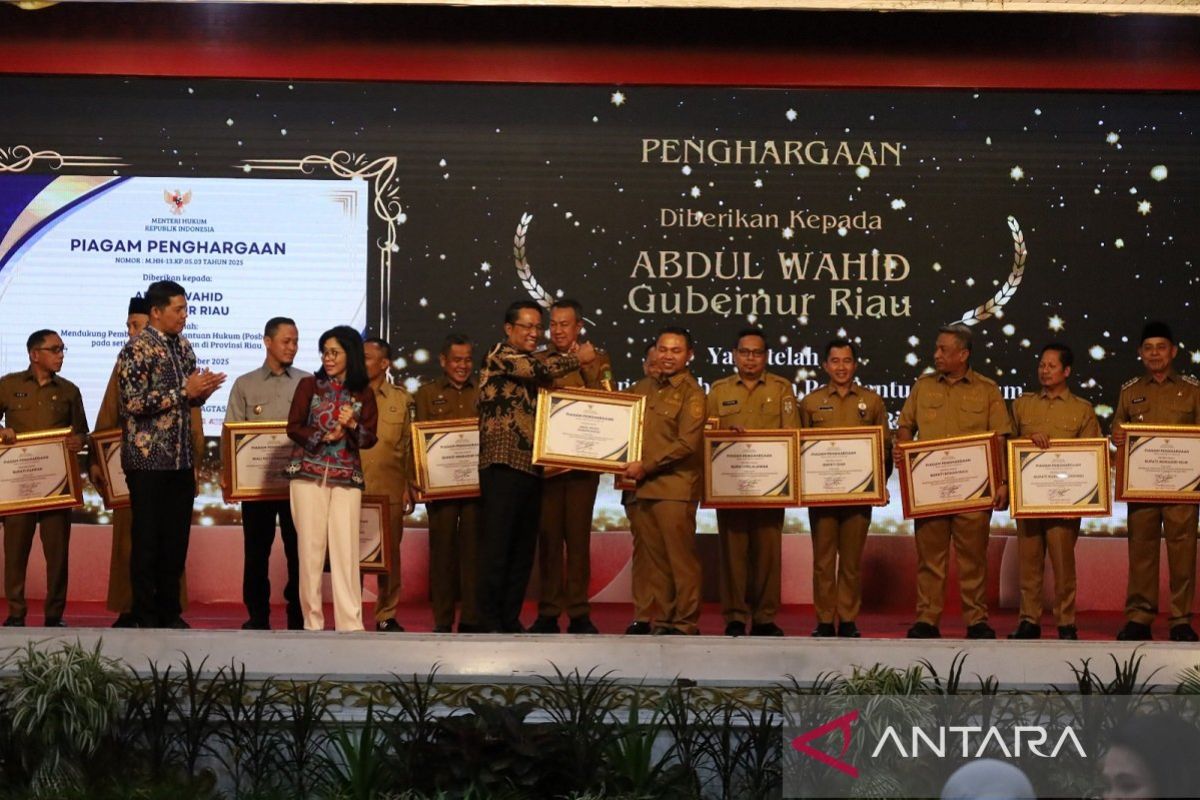 Menkumham RI Anugerahkan Penghargaan kepada 12 Kepala Daerah atas Dukungan Pembentukan Posbakum di Riau