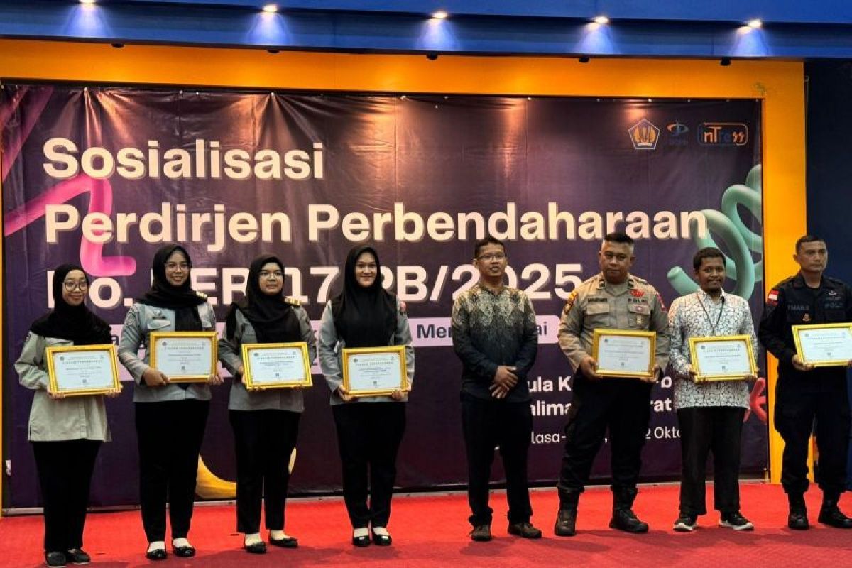 Kanwil Kemenkum Kalbar raih penghargaan kinerja terbaik semester I 2025