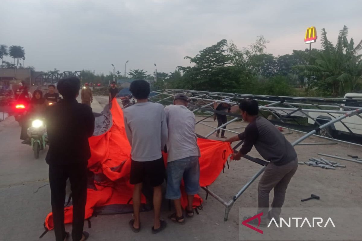 Pemkab Bekasi fasilitasi tenda darurat ukuran besar bagi warga terdampak penertiban