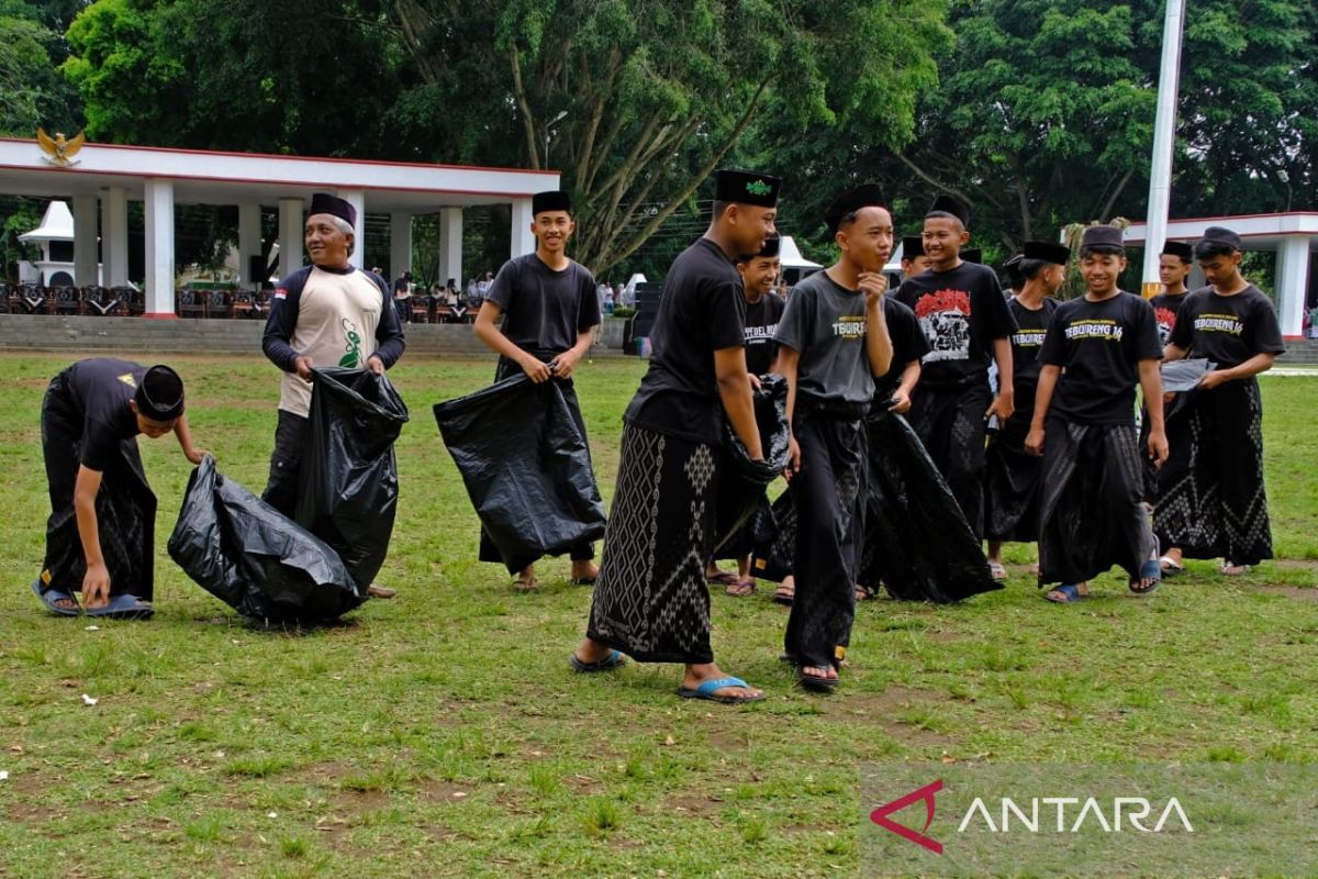 Usai apel HSN puluhan santri bersihkan sampah di Alun-Alun Temanggung