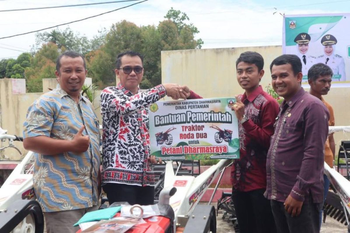 Pemkab Dharmasraya serahkan bantuan traktor dari Kementan