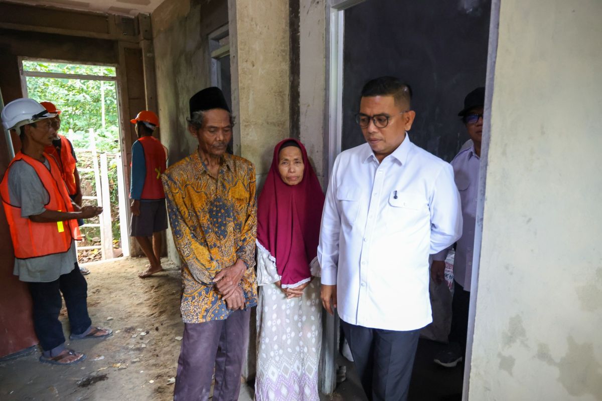 Rumah lansia roboh akibat angin kencang di Lebak dibangun ulang