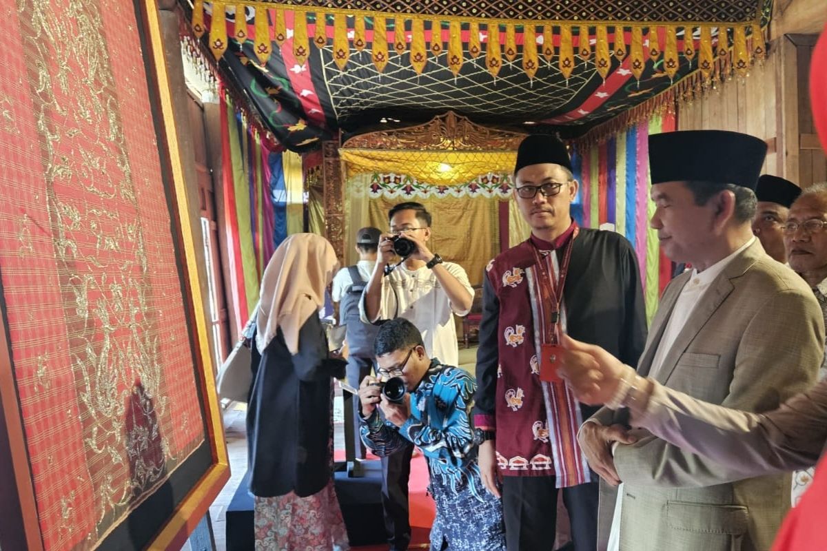 Museum NTB boyong koleksi wastra dalam pameran keliling di Sumbawa