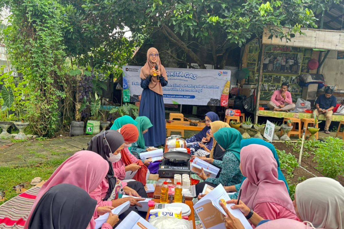 BRI Peduli Beri Pelatihan Pengolahan Limbah Minyak Jelantah di Bank Sampah Bogor