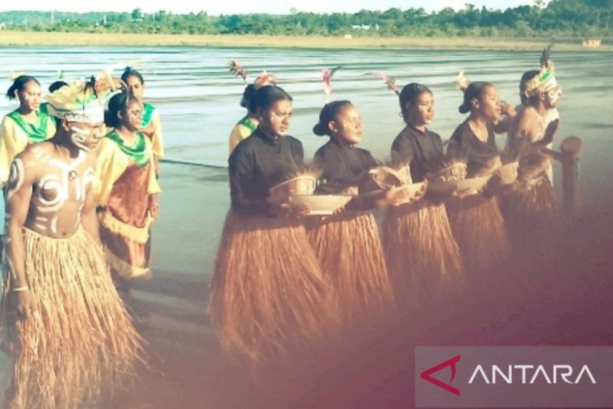 Disdikbud Biak Numfor sebut pelajaran seni budaya adat daerah jadi muatan lokal