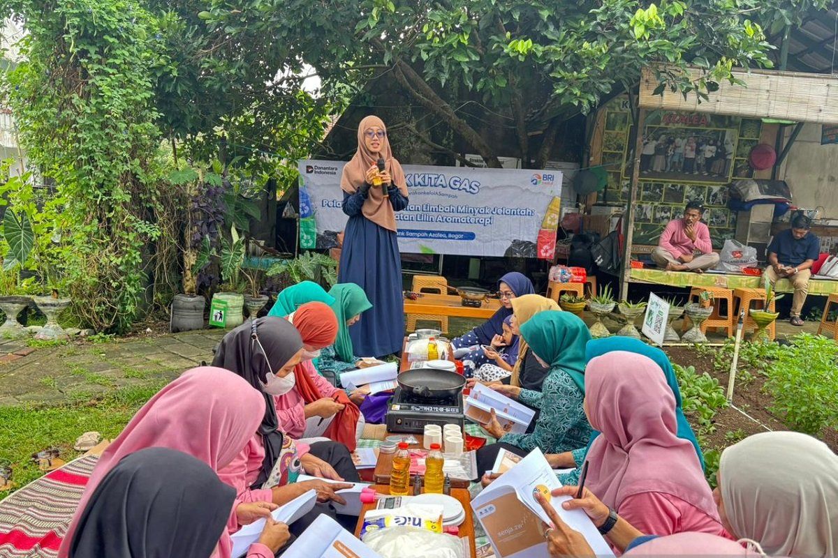 BRI Peduli Lingkungan: Latih Warga Bogor Ubah Minyak Jelantah Jadi Berkah di Bank Sampah