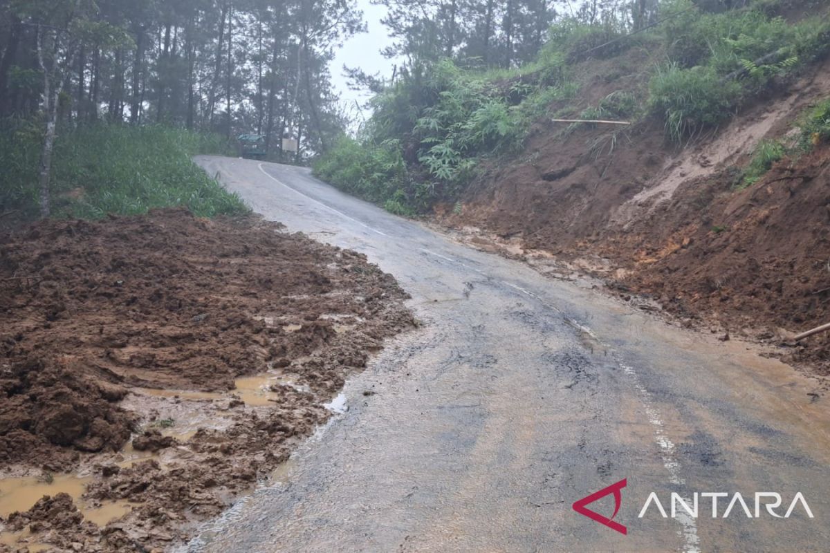 Akses jalan Trenggalek--Tulungagung dibuka usai tertutup longsor