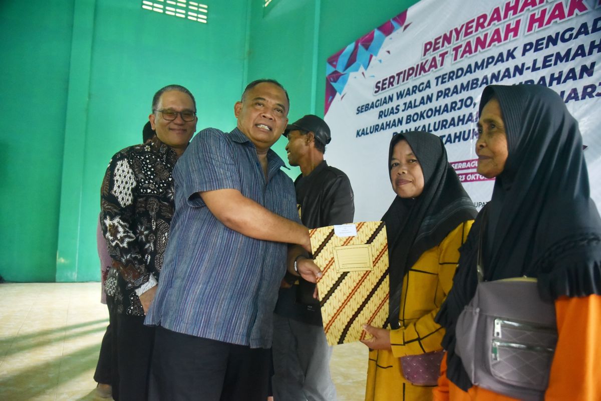 113 warga terdampak Jalan Prambanan-Lemahbang terima SHM