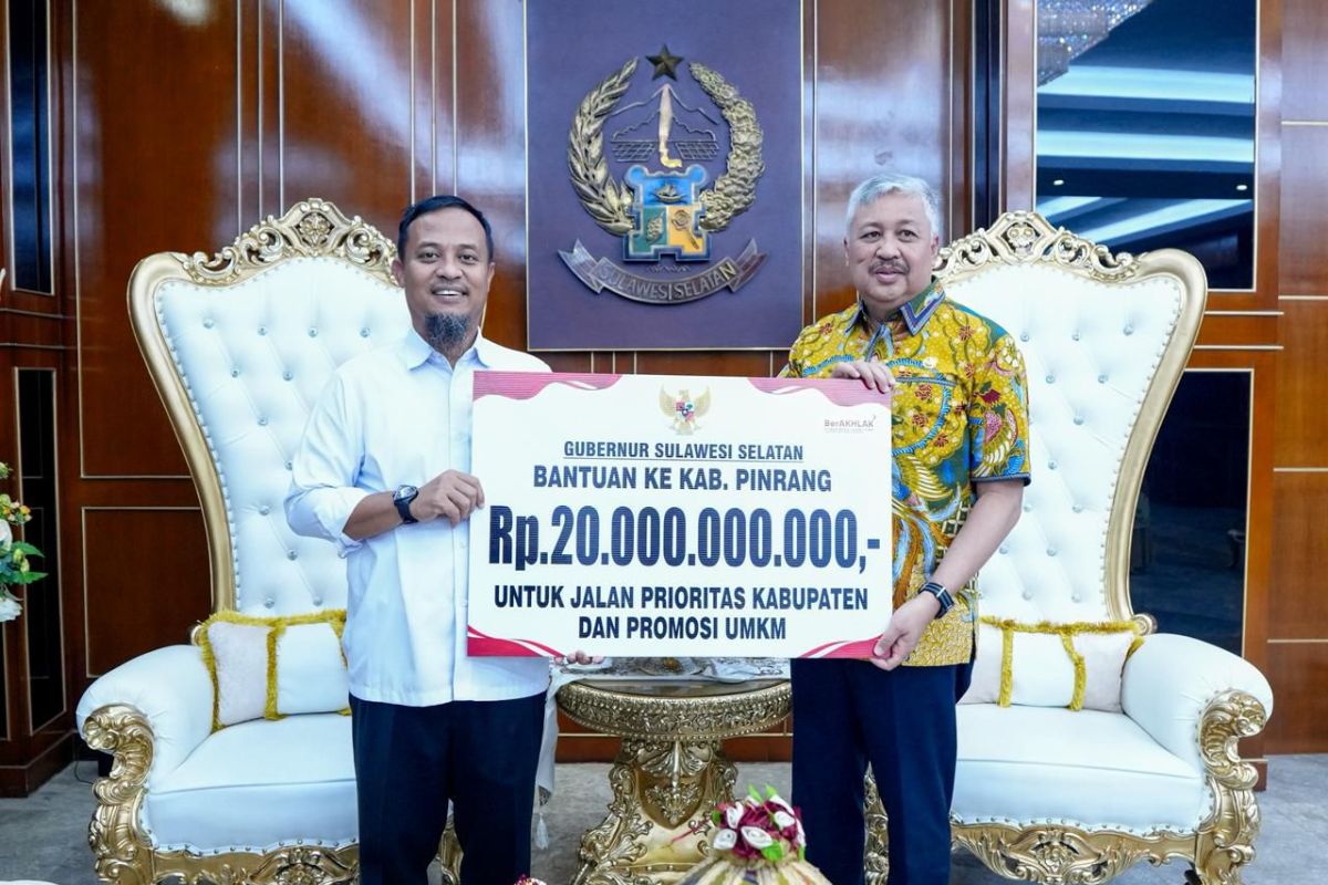 Gubernur Sulsel serahkan Rp20 miliar infrastruktur dan UMKM di Pinrang