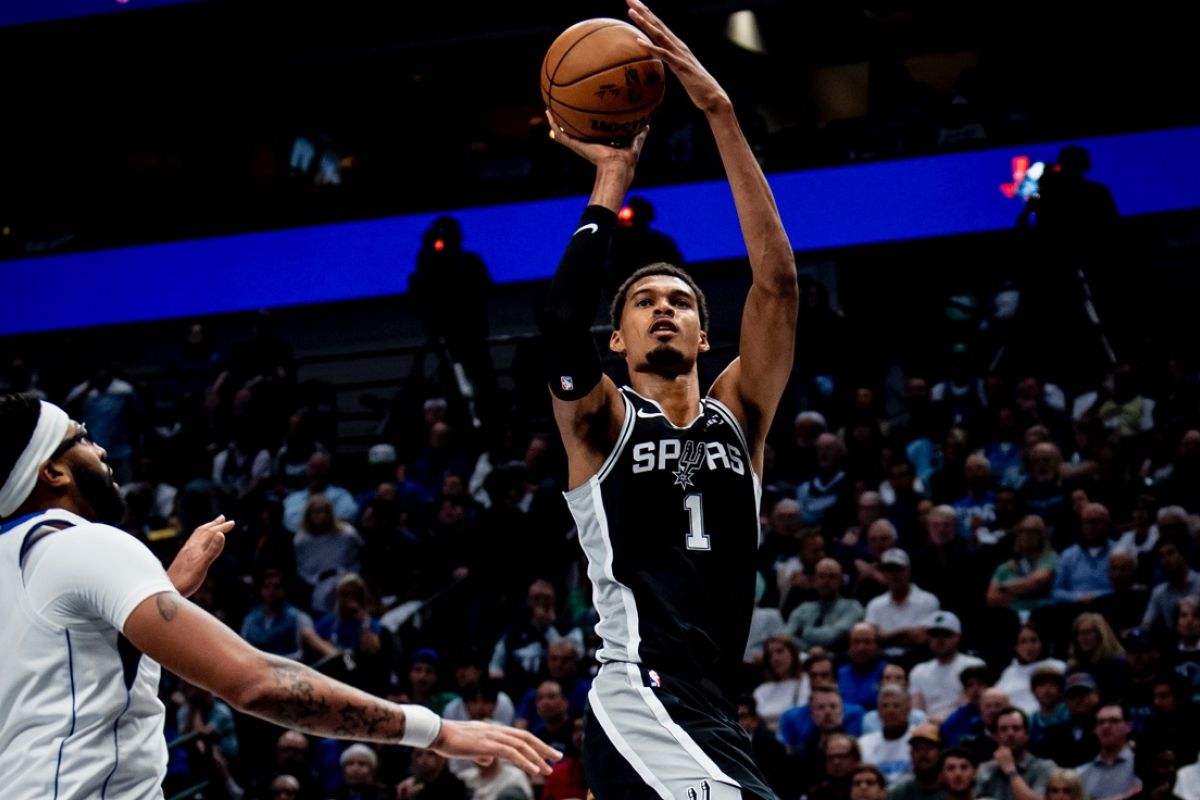 Wembanyama absen lawan Pacers akibat masalah lutut