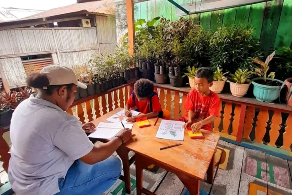 Perempuan adat Papua gerakan literasi dari Danau Sentani