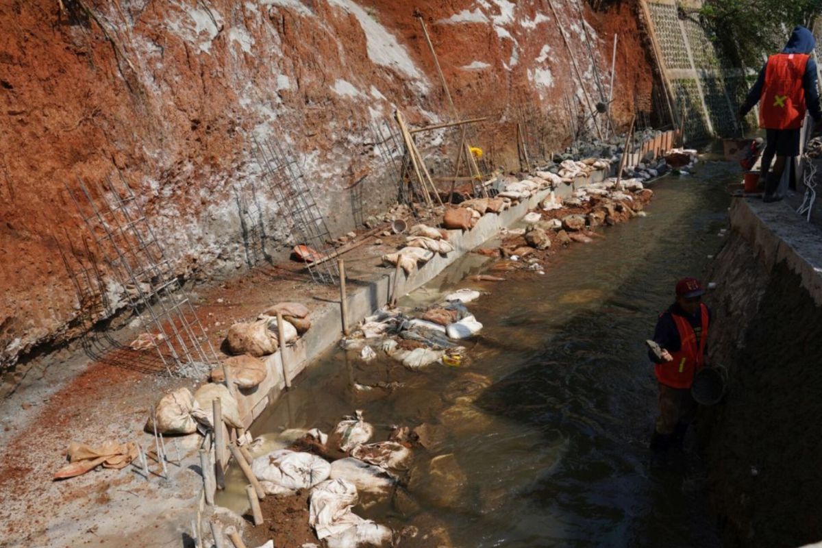 Jaksel bangun turap di Kali Anak Setu untuk atasi banjir di permukiman