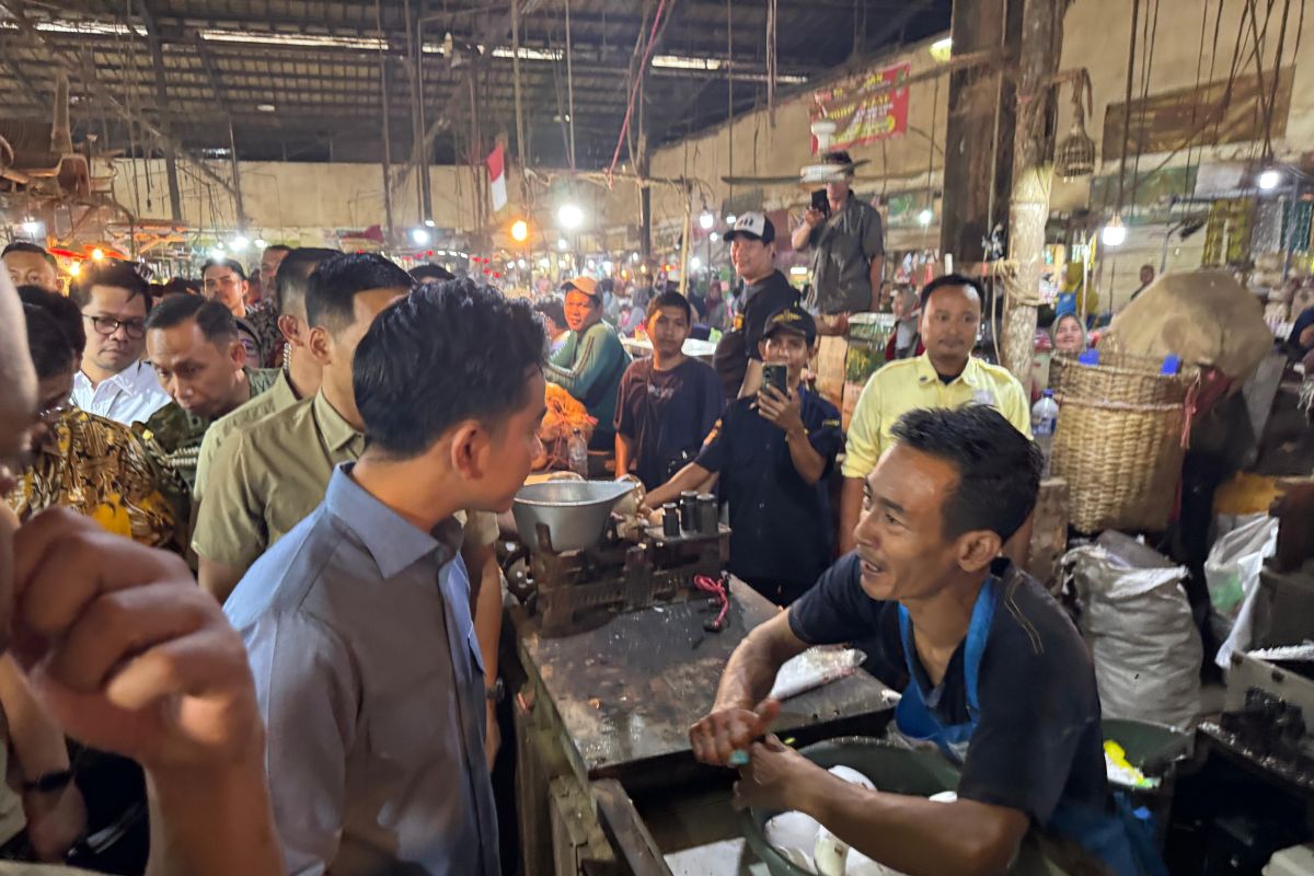 Wapres Gibran tinjau pusat distributor pangan Jabar-Jatim di Cirebon