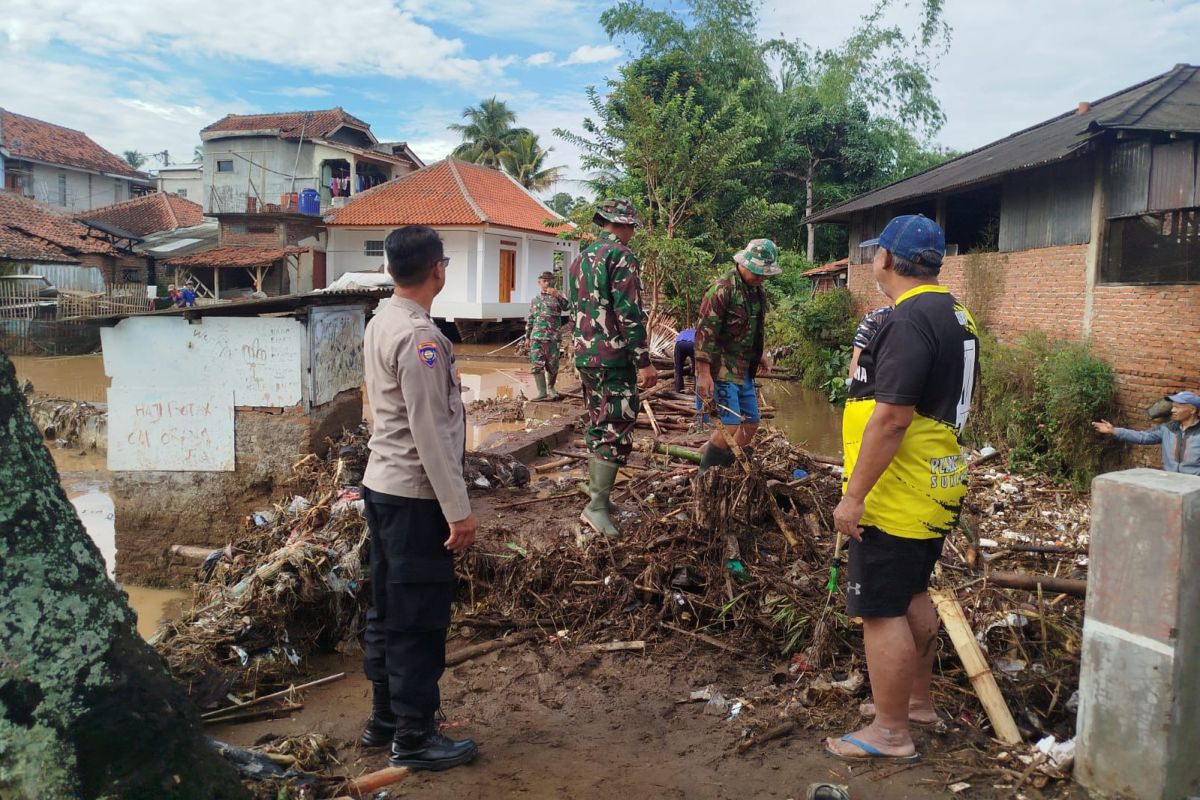 Hujan deras picu banjir dan longsor di 7 kecamatan Kabupaten Garut