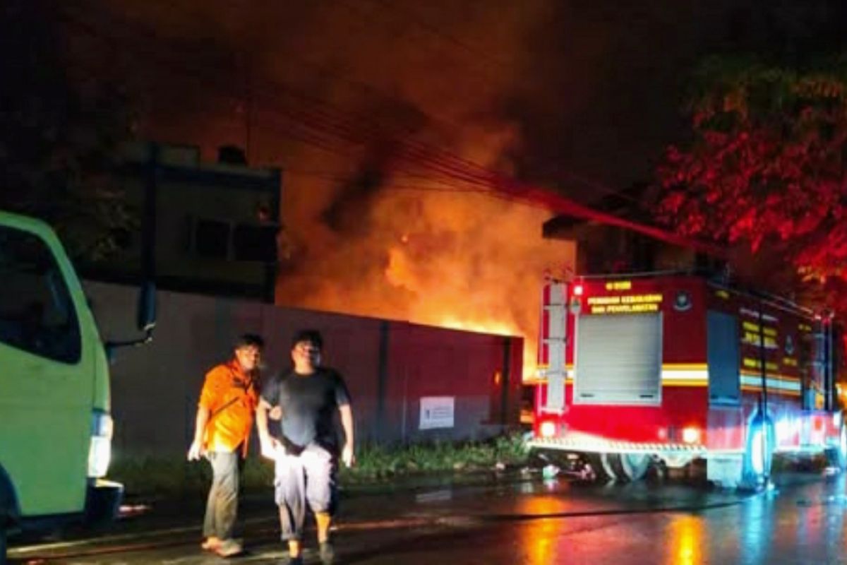 Gakkum KLH tinjau pencemaran lingkungan dampak kebakaran gudang limbah B3 di Karawang