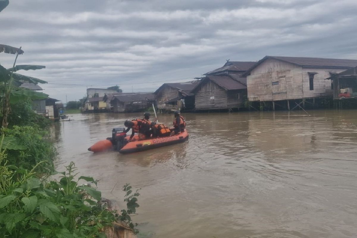 SAR gabungan terus cari remaja tenggelam di Sungai Karang Mumus