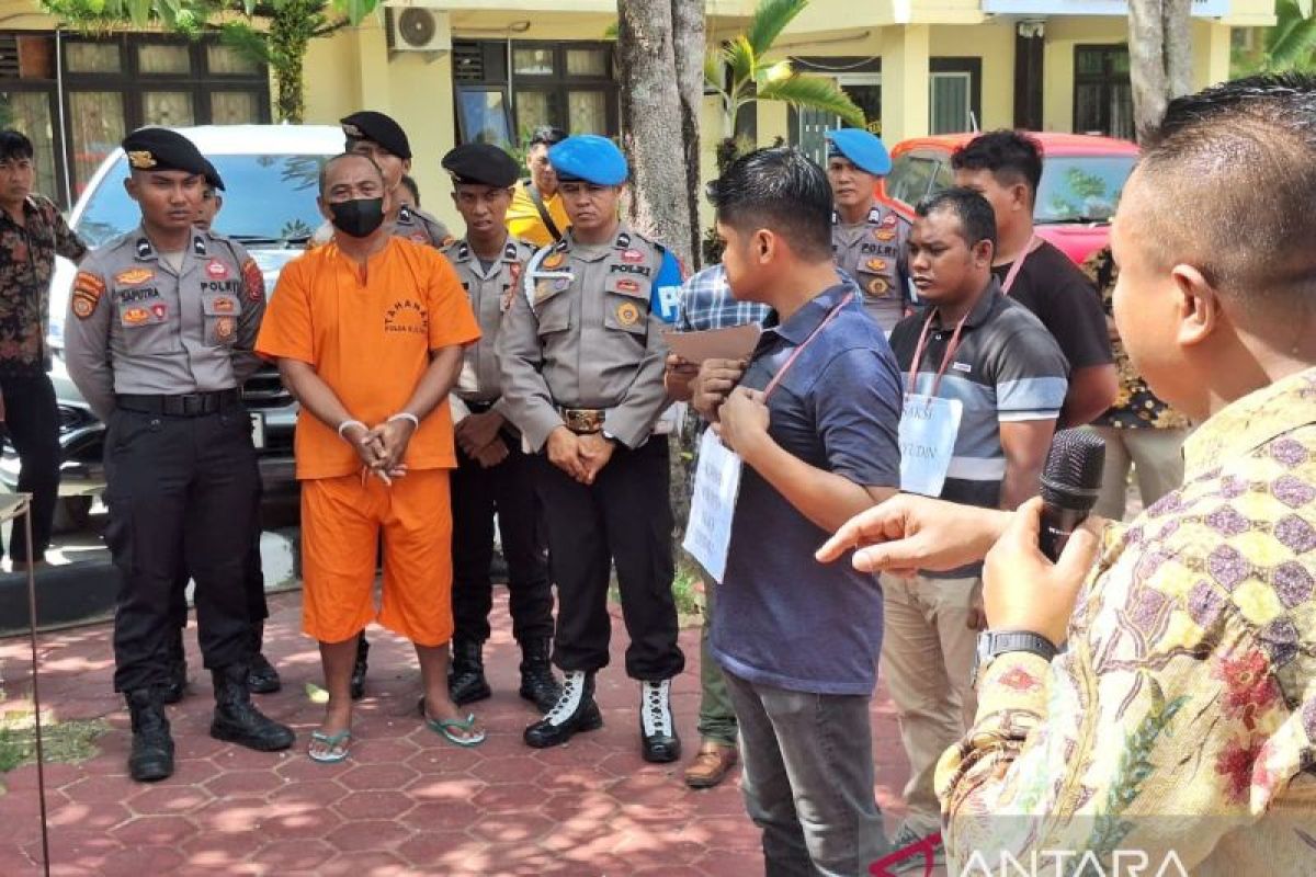 Tersangka anggota DPRD Wakatobi peragakan 29 adegan bunuh anak