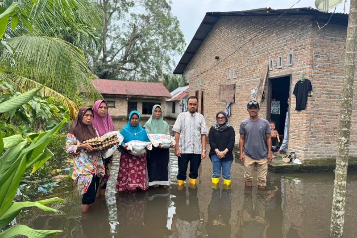 Dari pintu ke pintu, Camat Tanjungberingin salurkan bantuan banjir