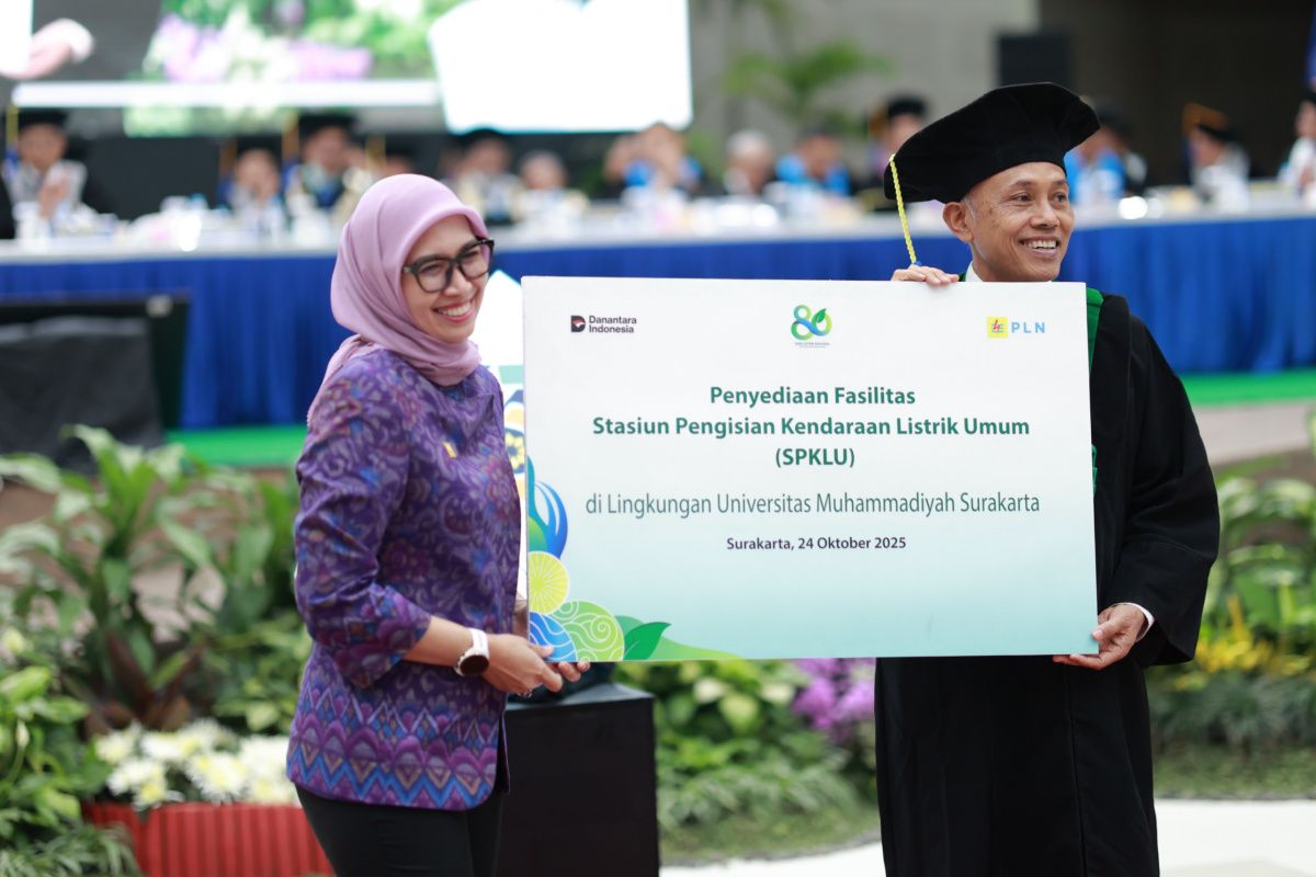 PLN serahkan fasilitas SPKLU dan Mini RTU SCADA untuk UMS