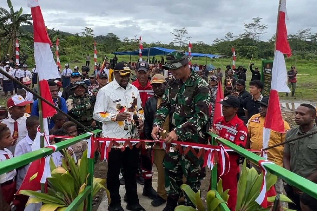 Koops Swasembada Pangan membangun jembatan gantung Distrik Iwur-Pegubin