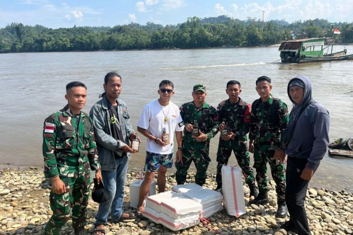 Satgas Pamtas RI--Malaysia Gagalkan Penyelundupan 300 Botol Miras