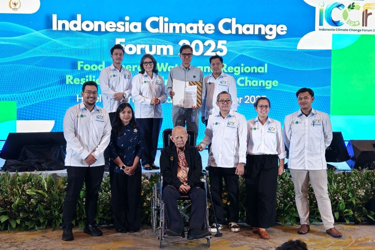 Emil Salim serukan pemerintah dan masyarakat tuntaskan masalah lingkungan