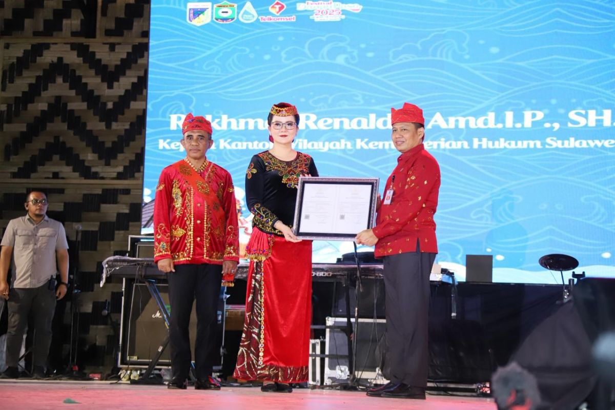 Kemenkum-Sulteng serahkan dua sertifikat KIK ke Pemkab Poso