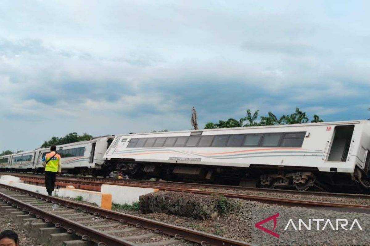 Petugas masih tangani kereta anjlok di Bekasi