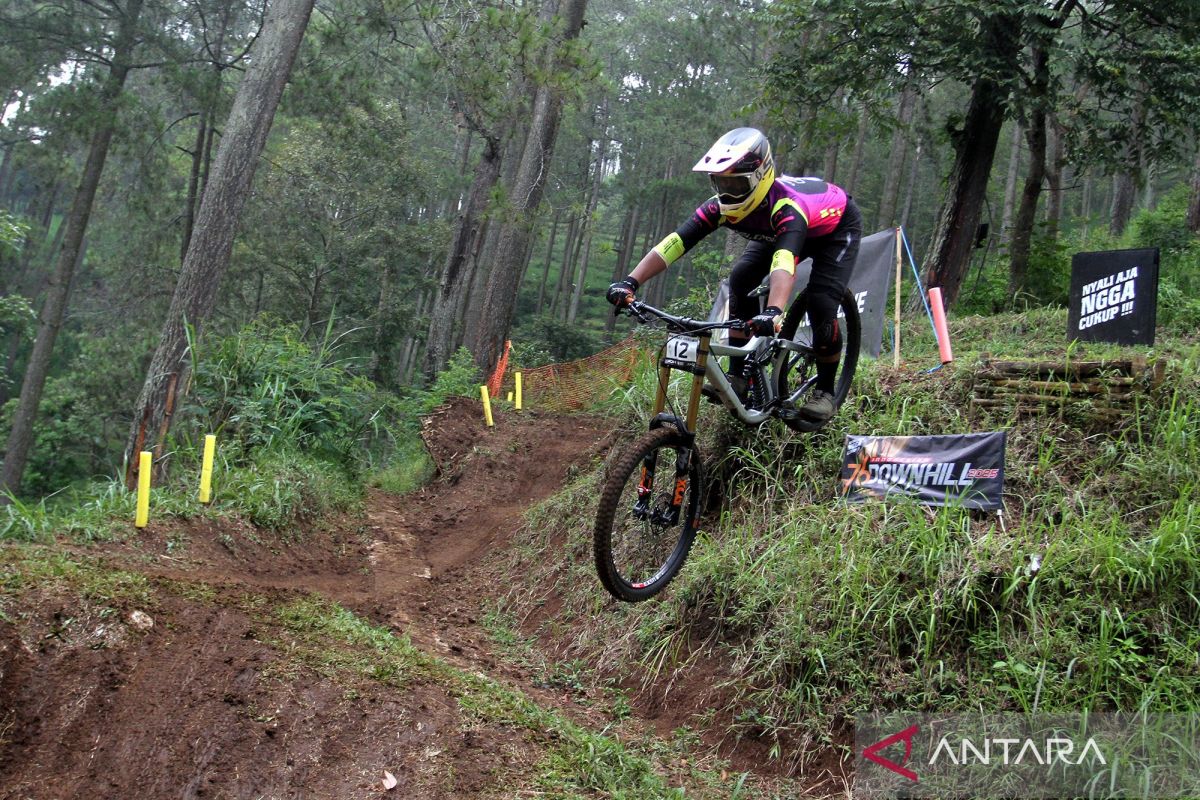 Melihat pembalap sepeda berpacu dalam Kejuaraan Indonesian Downhill Seri III