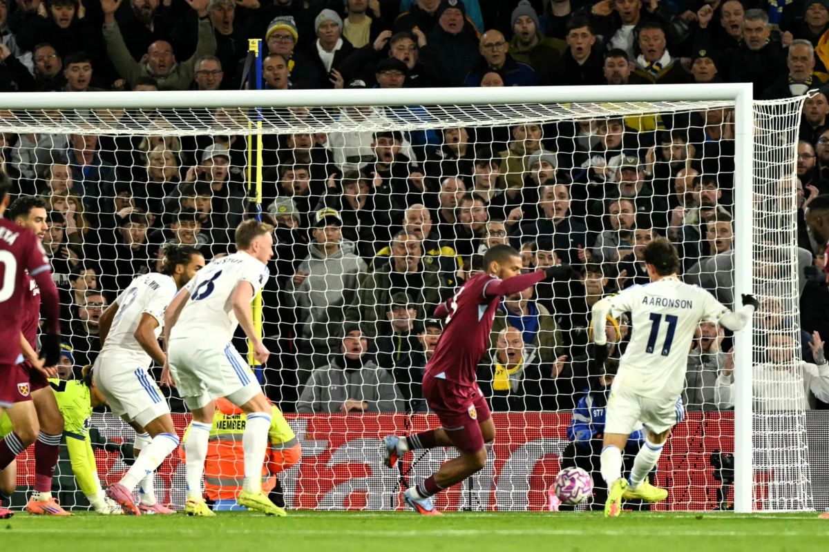Leeds United loncat ke papan tengah setelah hantam West Ham 2-1