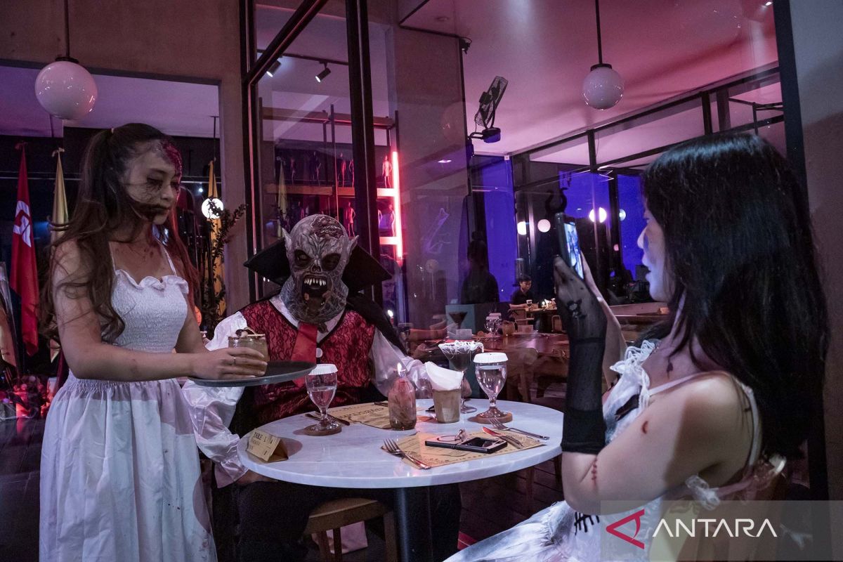Saat para hantu menjadi pelayan kafe di Bandung Barat