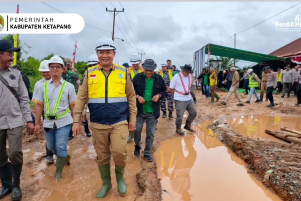 Bupati Ketapang melaunching pembangunan jalan Pelang -- Kepuluk
