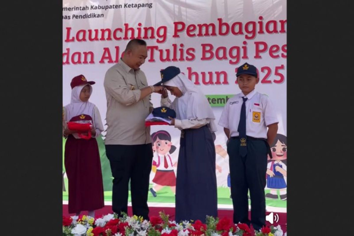 Bupati salurkan bantuan seragam dan alat tulis gratis kepada ribuan pelajar