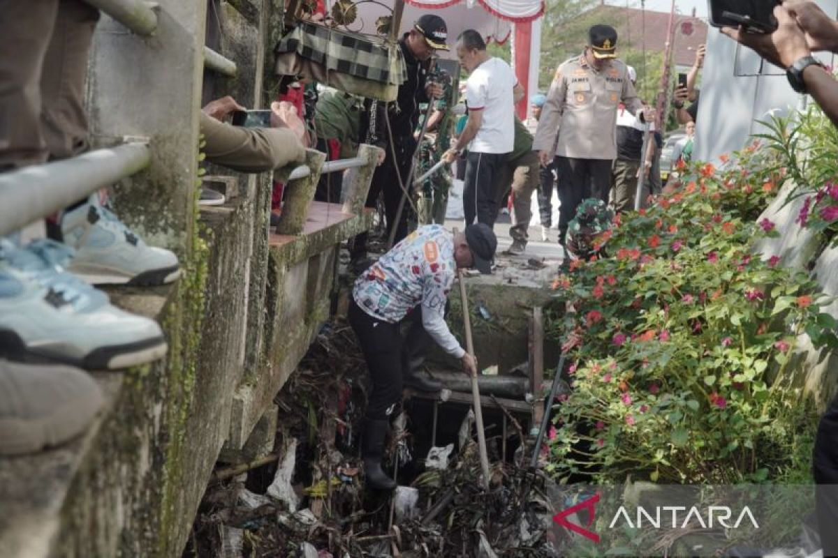 Pemkab Bangli Bali kerahkan 2.400 ASN bersihkan saluran air